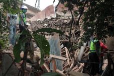 Rumah Ditimpa Super...