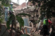 Rumah yang Hancur Ditabrak...