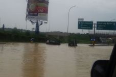 Hujan Deras, Tol Jakarta-Cikampek...