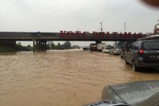 Banjir di KM 37 Tol...
