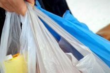 Kurangi Limbah Plastik,...