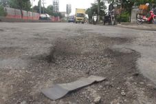 Hati-Hati, Banyak Jalan...