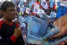 Pungut Iuran Miliaran...