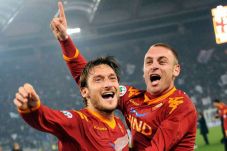 Roma Tersenyum, De Rossi...