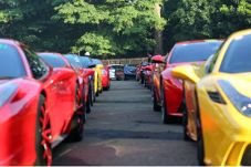 Parade 74 Ferrari Kelilingi...