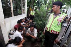 Gerebek Kebon Sayur,...