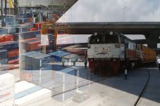 Kereta Logistik di Priok...