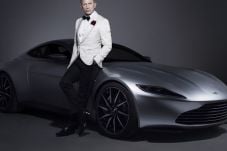 Mobil James Bond Laku...