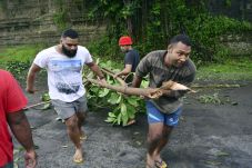 Topan Winston Hantam...