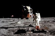 Astronot Apollo 10 Dengar...