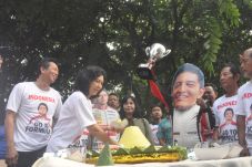 Doakan Rio Sukses, Warga...