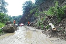 Longsor, Jalur Trans...