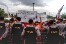 Ribuan Warga Baloi Kolam...
