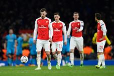 Arsenal Kibarkan Bendera...