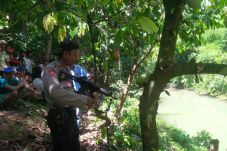 Warga dan Aparat Berburu...