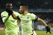 Aguero dan Silva Bawa...