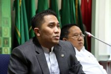 Wakil Ketua DPR Serahkan...