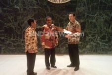 Datangi Kantor Ahok,...