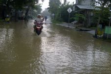 Sungai Kemuning Meluap,...