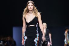 Wow, Aurat Gigi Hadid...