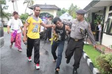 Tembak Ban Mobil, Dua...