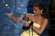 Alicia Vikander Menangkan...