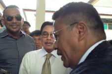 Tunggu Putusan Sidang,...