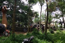 Sembunyi di Makam Keramat,...