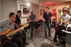 Nick Lachey Gantikan...