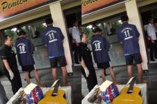 2 Penyerang Suporter...