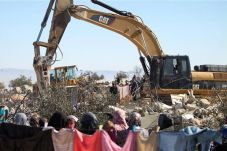 Israel Hancurkan Rumah,...