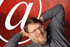 Ray Tomlinson Penemu...