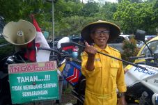 Rajin Bersihkan Kota...