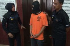 Polisi Tangkap Pembuang...
