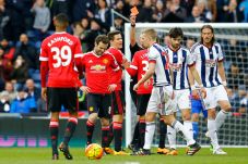 Manchester United Dipaksa...