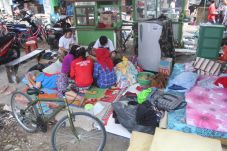 Warga Rawajati Mengungsi...