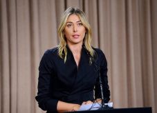 Maria Sharapova Tersandung...