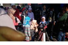 Berdesakan, Warga Yogyakarta...