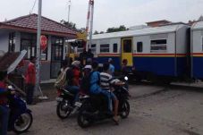 Lintasi Rel Tak Berpalang...