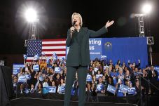 Hillary Menang Telak...
