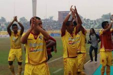 Kalahkan Surabaya United,...
