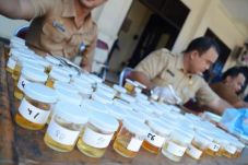 Tes Urine, Dua Petugas...