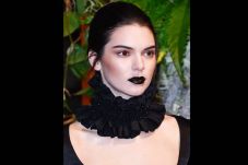 Tips Pakai Lipstik Hitam...
