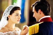 Beda Nasib Anne Hathaway...