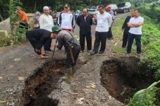 Jalan di Cisalak Ambles,...