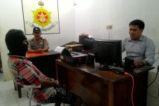 Tukang Servis Ponsel...