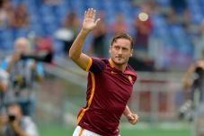 Tunda Pensiun, Totti...