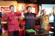 Adhyaksa Dault Disodorkan...