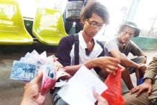Collect Rp700,000 One...