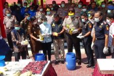 Polda Kepri Musnahkan...